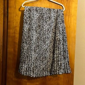 Sz medium new day pleated skirt